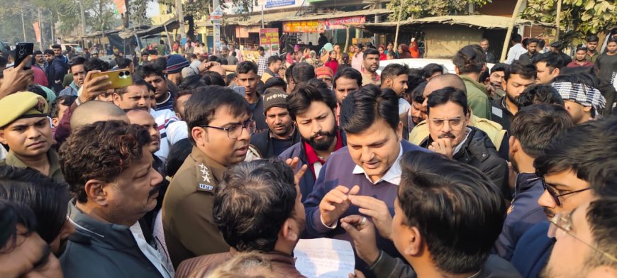 बंथरा सड़क हादसा : 50 लाख मुआवजा व नौकरी की मांग को लेकर प्रदर्शन