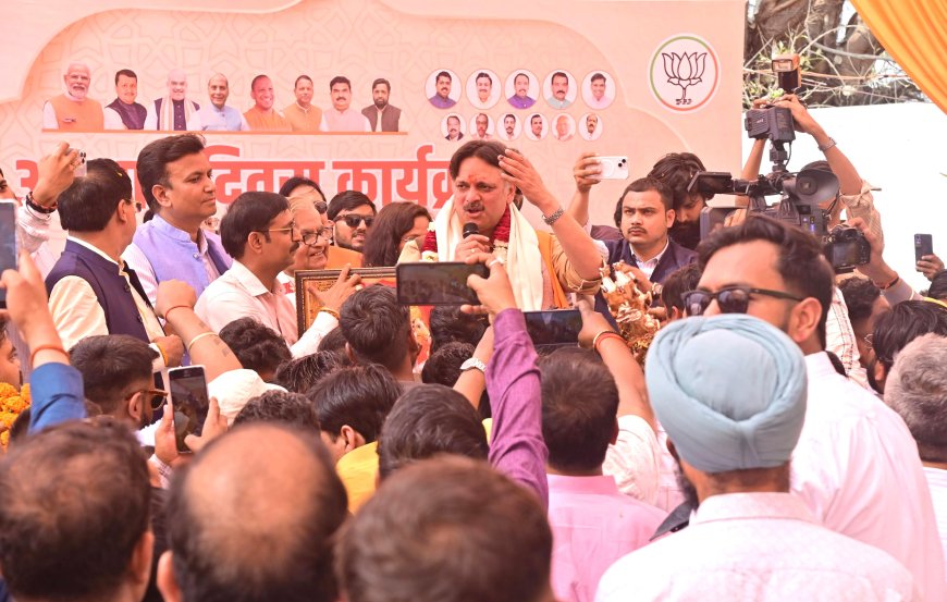आभार दिवस पर उमड़ा जनसैलाब, हजारों ने दी डॉ. राजेश्वर सिंह को बधाई