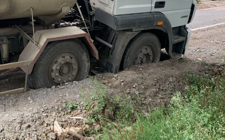 बारिश में डूबी औद्योगिक क्षेत्र की सड़कें, टैंकर धंसा