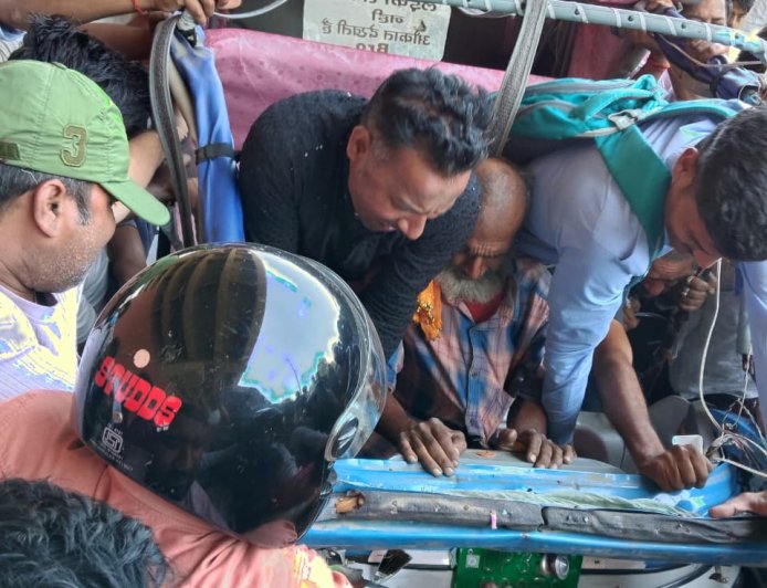 तेज रफ्तार डीसीएम ने खड़ी वैन में मारी टक्कर, बड़ा हादसा टला