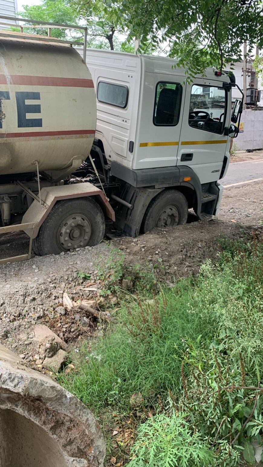 बारिश में डूबी औद्योगिक क्षेत्र की सड़कें, टैंकर धंसा