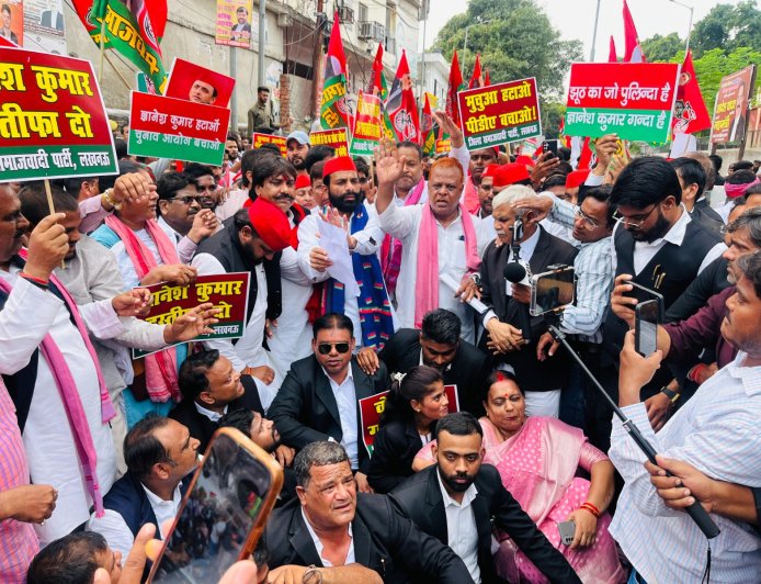 वोट बचाओ-देश बचाओ के नारे से गूंजा लखनऊ, सपा ने निकाला मार्च