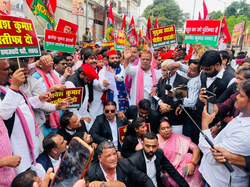 वोट बचाओ-देश बचाओ के नारे से गूंजा लखनऊ, सपा ने निकाला मार्च